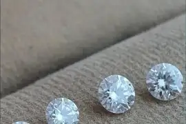 Камінь муассаніт (синтетичний діамант).  Наявність