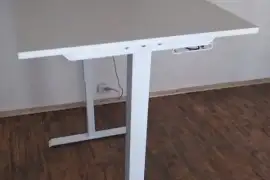 Компьютерный стол с регулировкой  высоты