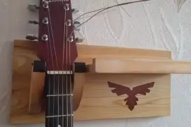Тримач для гітари з дерева та епоксидної смоли 